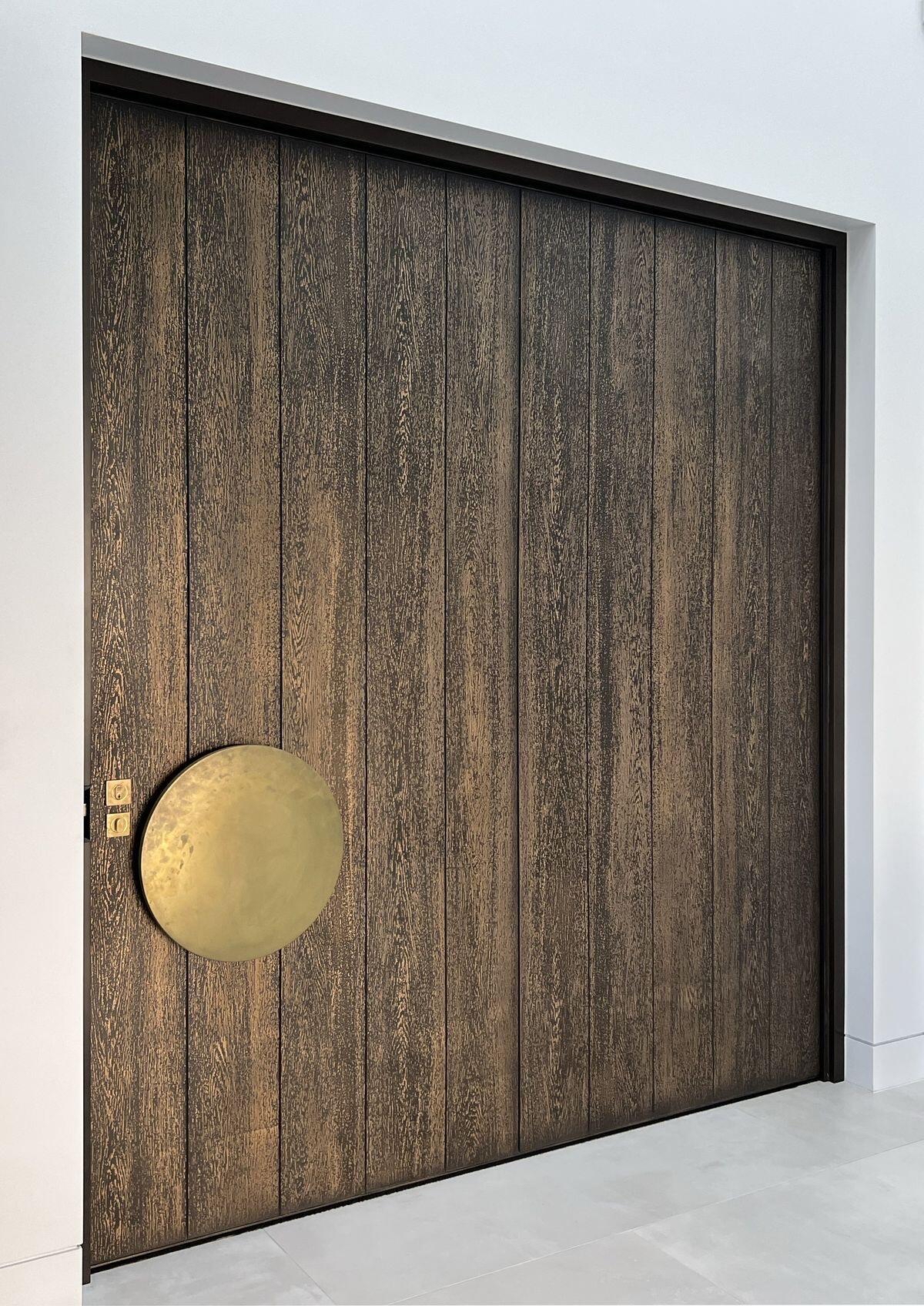 This entrance door conceals the mutual pursuit of 