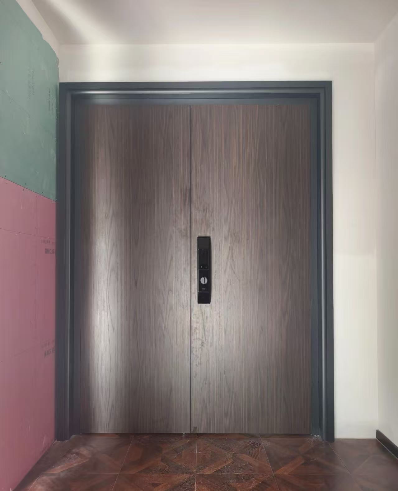 TINNO This double-opening wooden door redefines the first impression of home